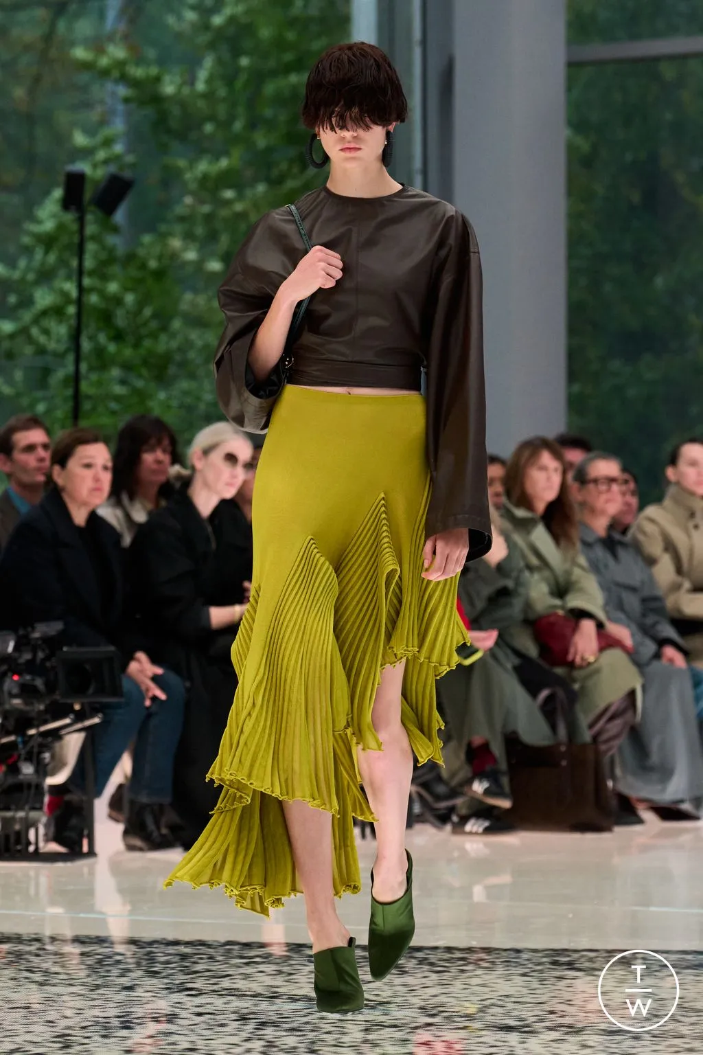 Alaïa SS2026 chartreuse veckad kjol