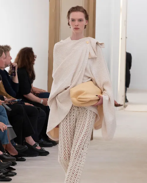 Alberta Ferretti SS2026 hålmönstrade virkade byxor