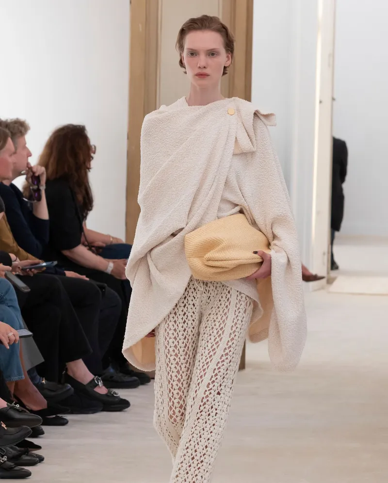 Alberta Ferretti SS2026 hålmönstrade virkade byxor