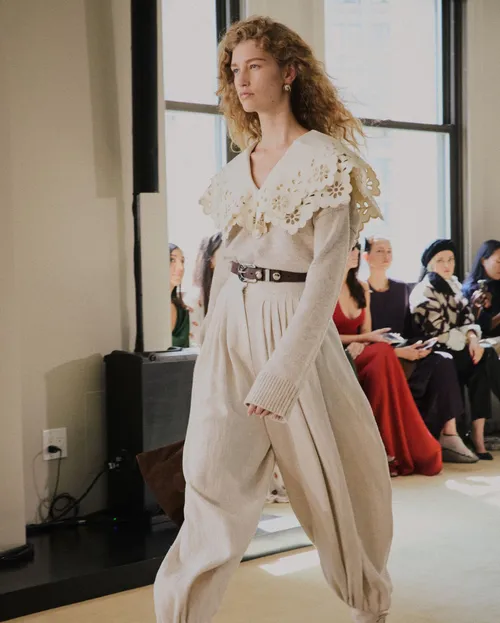 Altuzarra SS2026 ballongvida linnebyxor med spetskrage