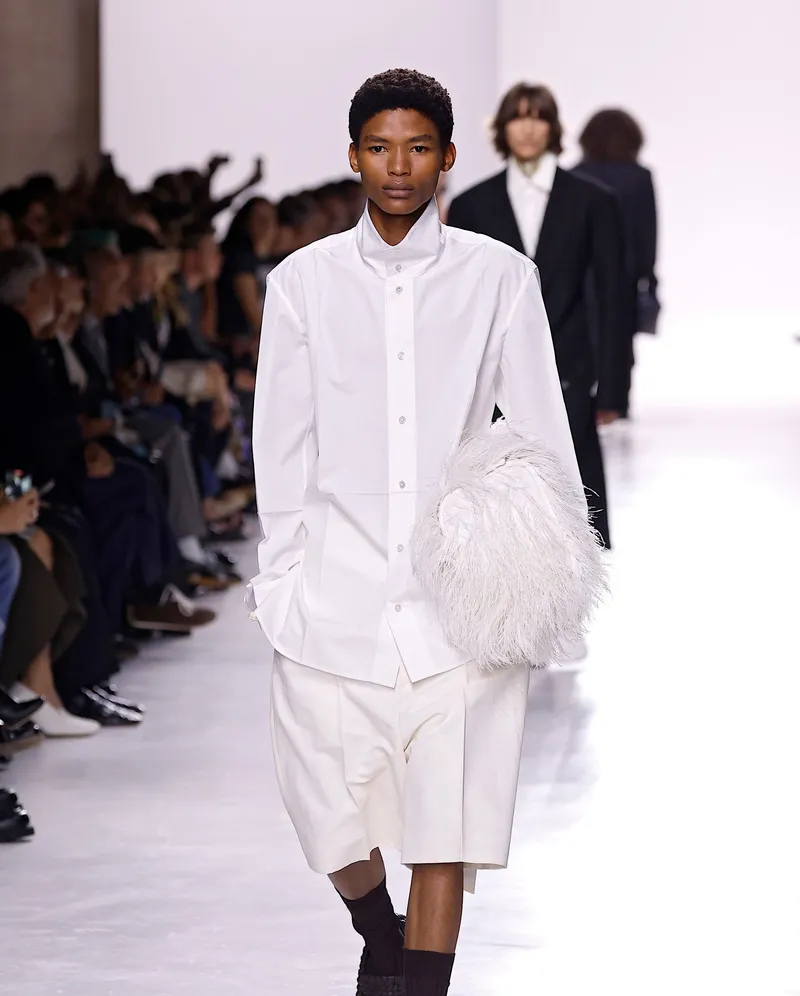 Bottega Veneta SS2026 ljus bermuda till oversize vit skjorta