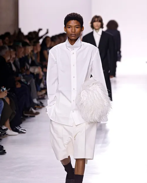 Bottega Veneta SS2026 ljus bermuda till oversize vit skjorta