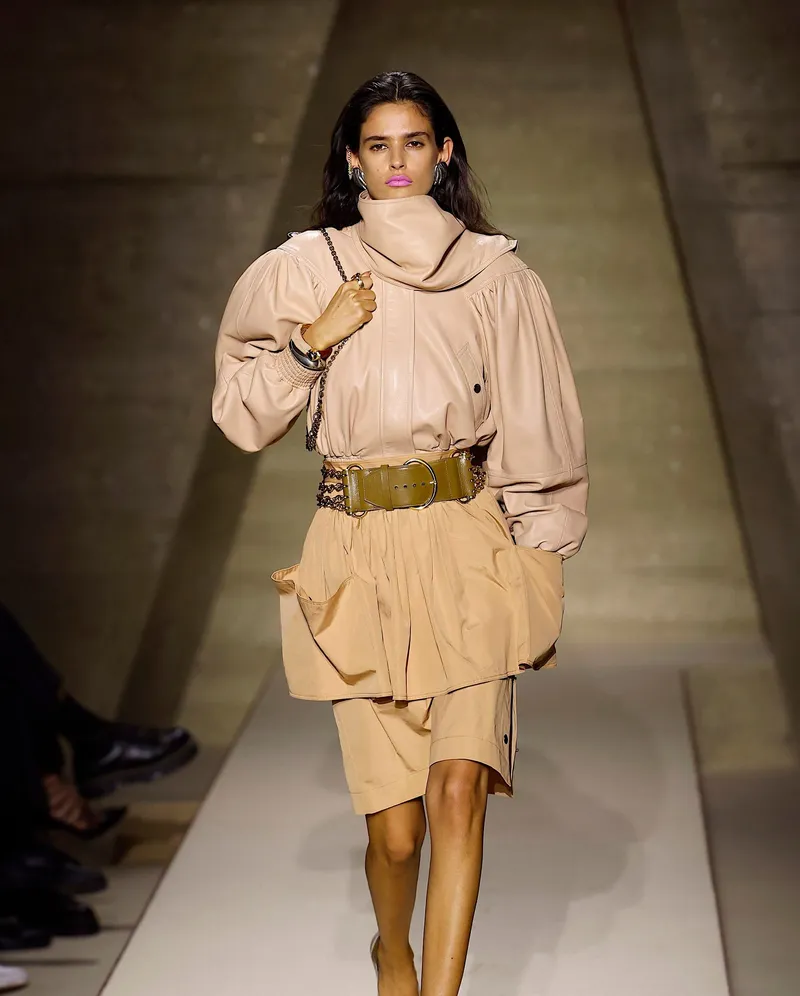 Chloé SS2026 bältade lediga shorts i varma neutraler