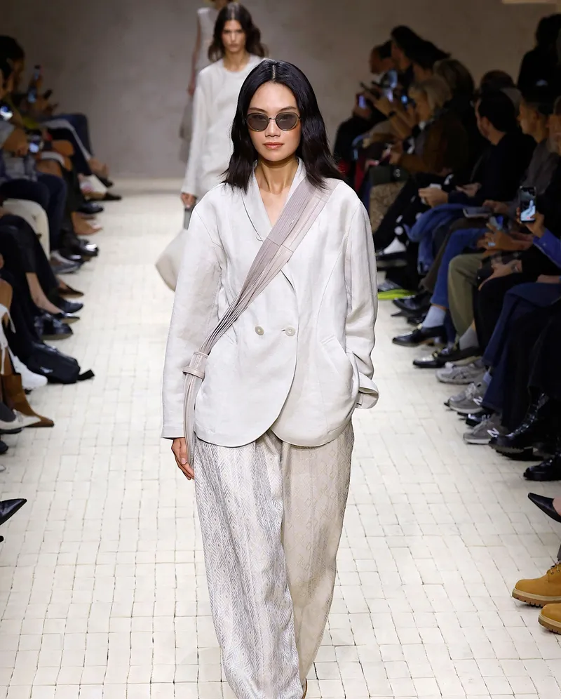 Emporio Armani SS2026 mjukt skräddad linnekostym med vida byxor