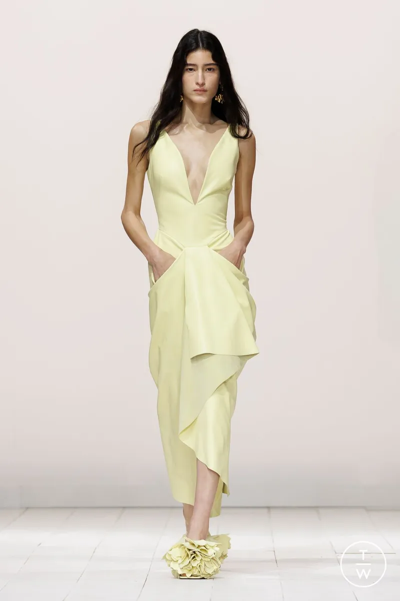 Givenchy SS2026 romantisk spetsklänning